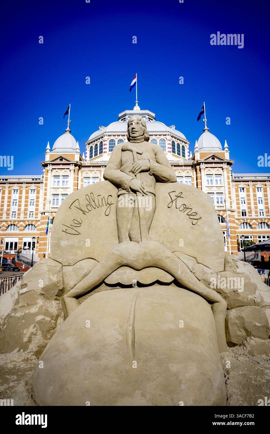 DEN HAAG - Una scultura di sabbia di Mick Jagger sul viale di Scheveningen. Per la prima volta in 15 anni, questa mostra all'aperto di opere di sabbia è tornata a Scheveningen. ANP ROBIN UTRECHT netherlands Out - belgio Out Foto Stock