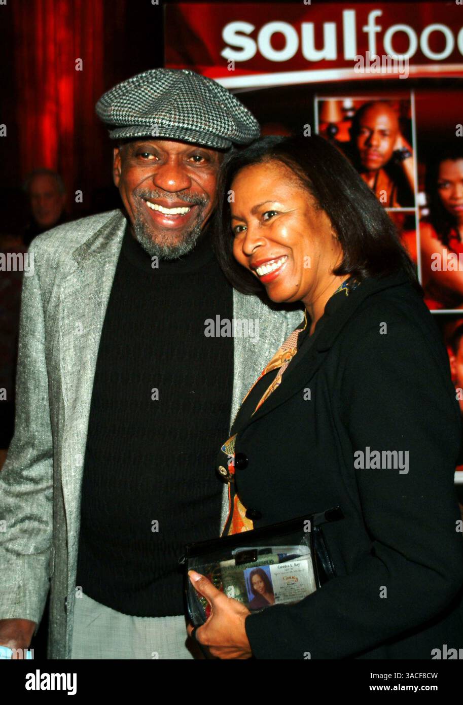 11 febbraio 2004 - Hollywood, California, Stati Uniti - Bill Cobbs e sua moglie alla proiezione in anteprima della quinta e ultima stagione di "Soul Food" al Director's Guild of America Theater. Foto Stock