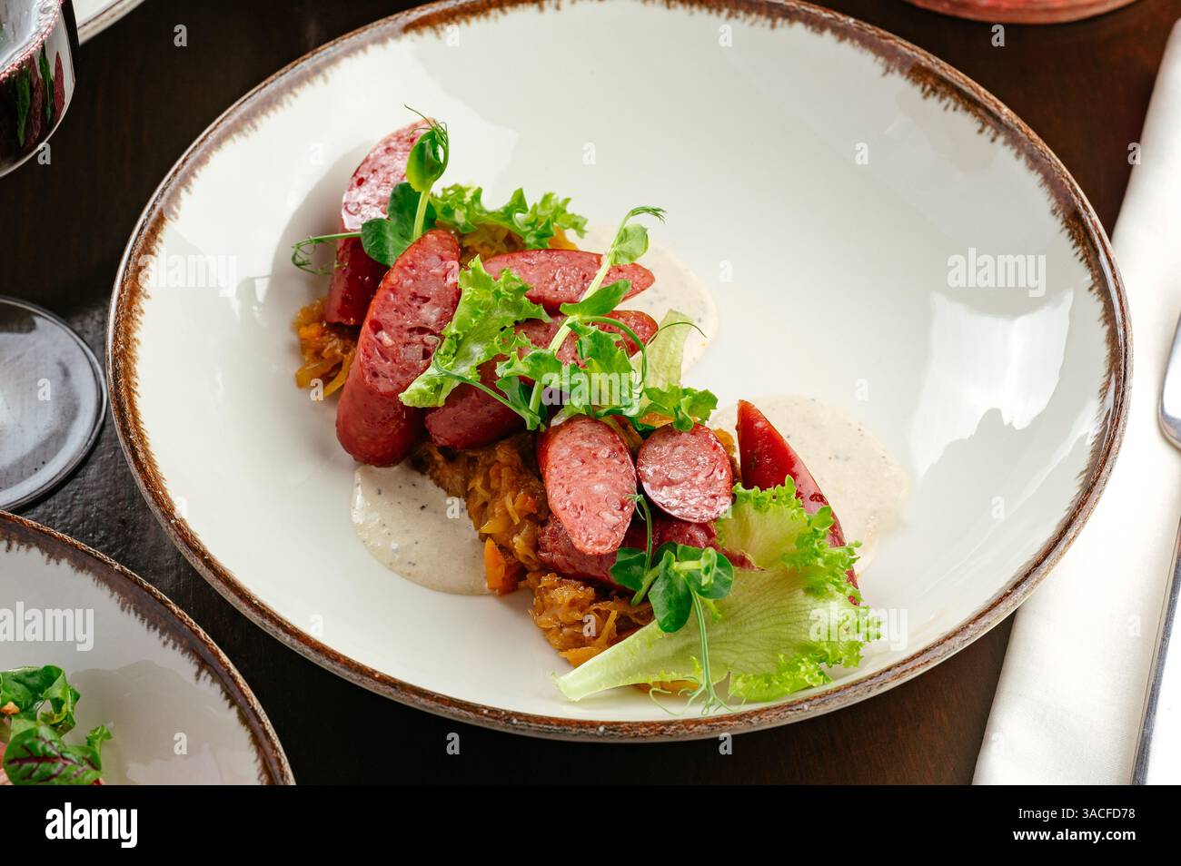 salsicce da caccia con cavolo stufato Foto Stock