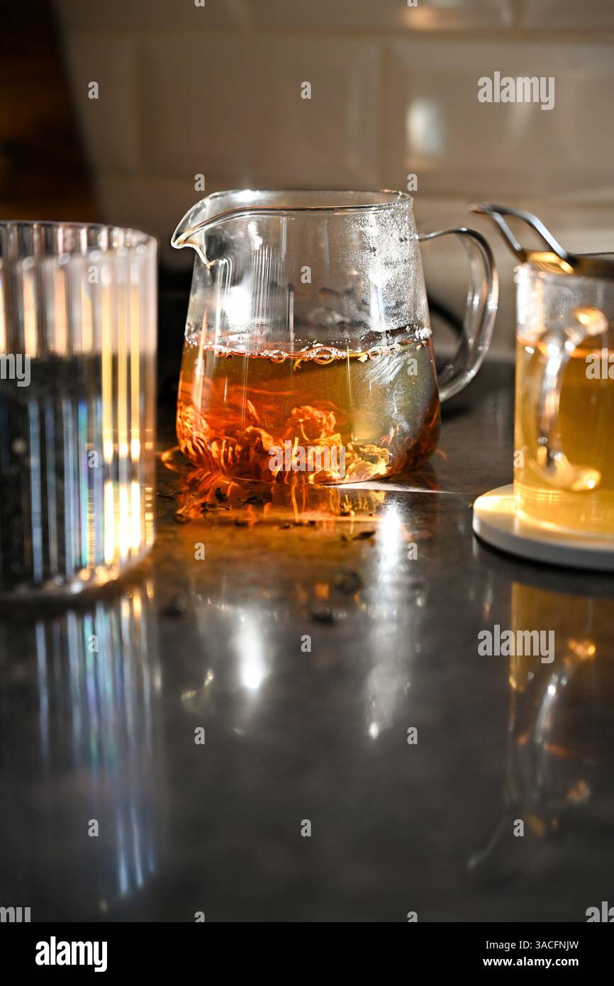 Tè nero in una teiera di vetro Foto Stock