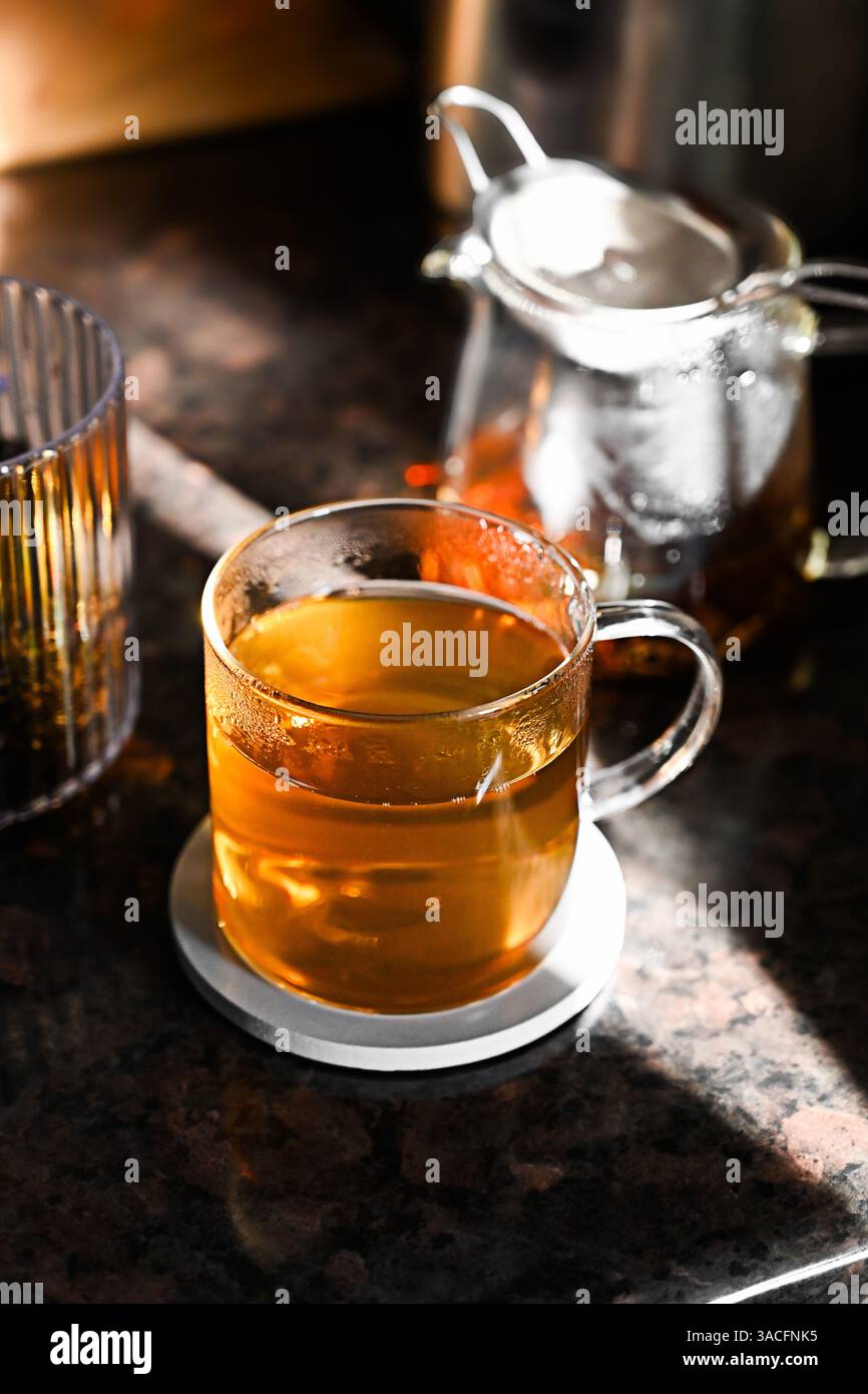 tè nero in una tazza di vetro Foto Stock