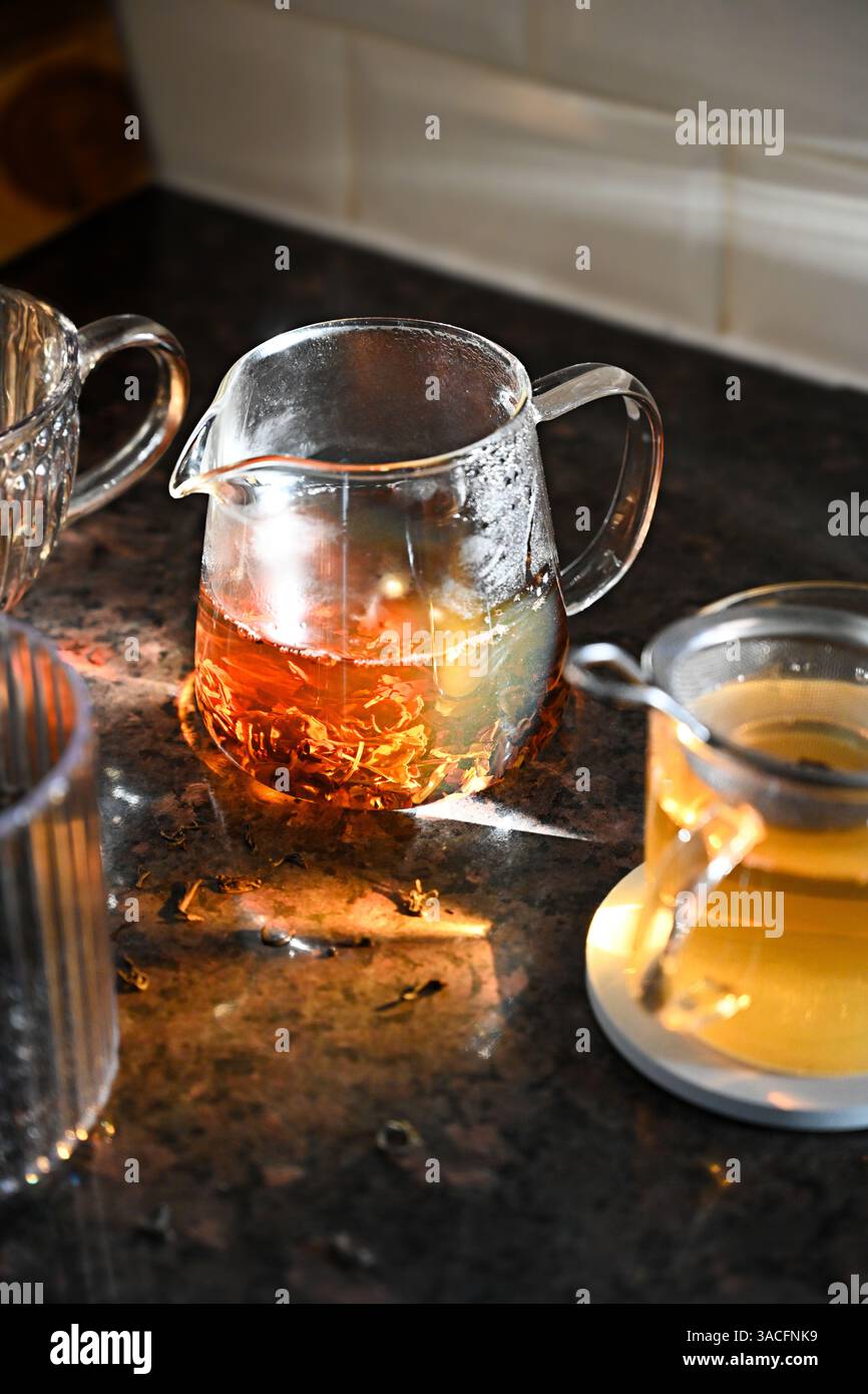 Tè nero preparato fresco in una pentola di vetro Foto Stock