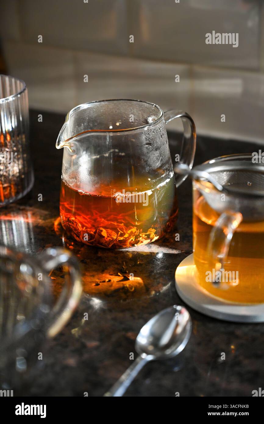 teiera in vetro da primo piano con tè nero Foto Stock