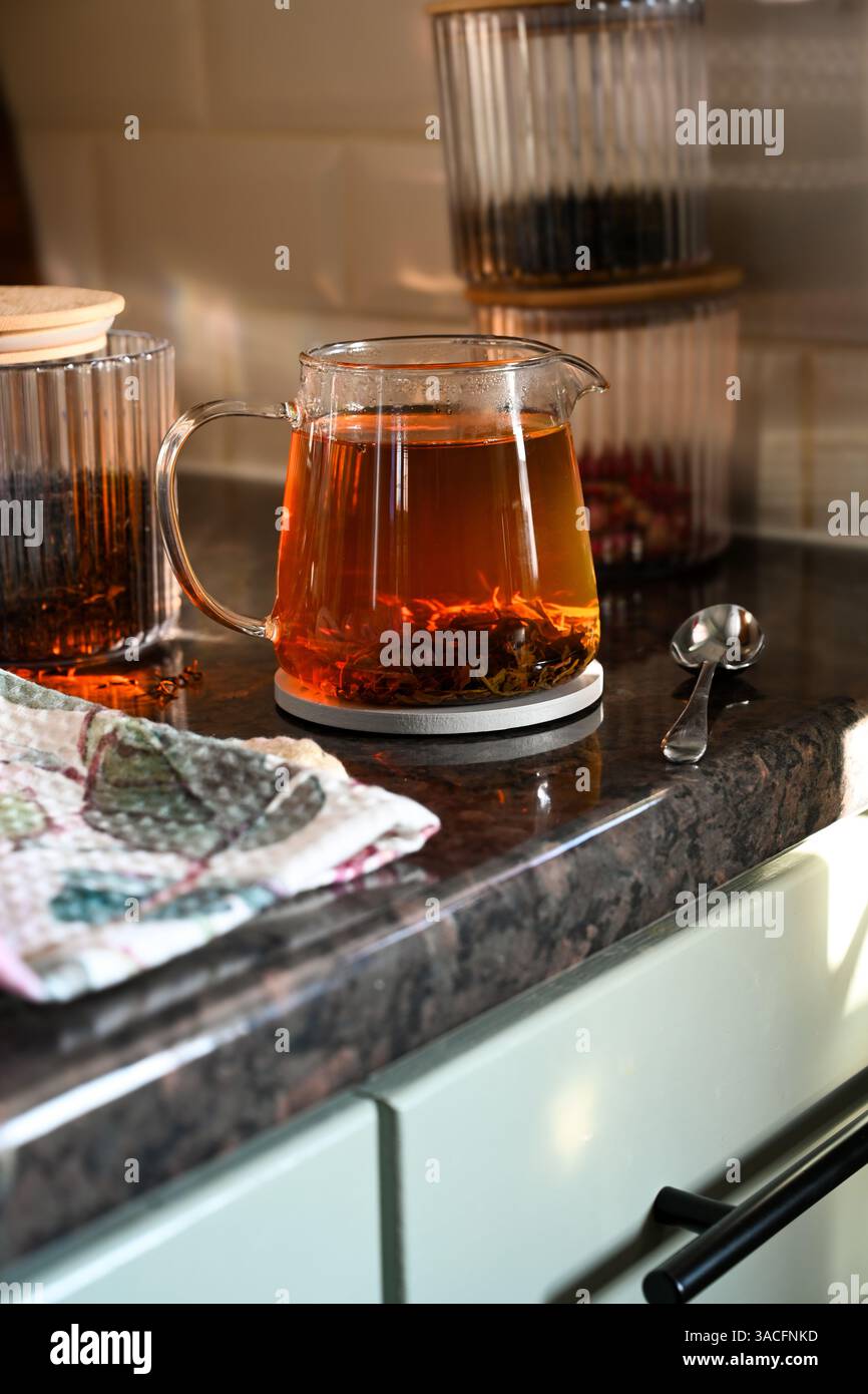 Tè nero mattutino in teiera di vetro Foto Stock