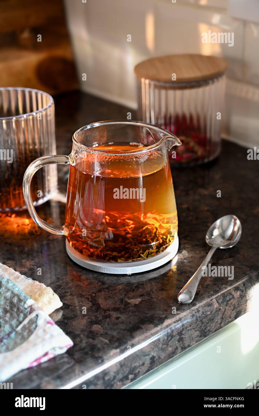 Il tè nero in un bicchiere di vetro Foto Stock