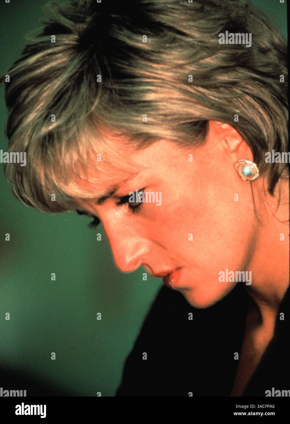 07 apr 2008 - Londra, Inghilterra, Regno Unito - una giuria d'inchiesta ha scoperto che la Principessa Diana e il compagno Dodi al Fayed sono stati uccisi illegalmente a causa della "grave negligenza" del pilota Henri Paul e dei paparazzi. La giuria specificò anche che Henri Paul beveva e guidava e il fatto che né Dodi né Diana indossavano le cinture di sicurezza contribuì alla loro morte. L'inchiesta sull'incidente di Parigi del 1997 che li uccise e il signor Paul durò sei mesi. I principi Diana sono stati uccisi quando Paul ha schiantato una Mercedes ingaggiata contro un pilastro nel sottopassaggio di Alma a Parigi nelle prime ore del 31 agosto 199 Foto Stock