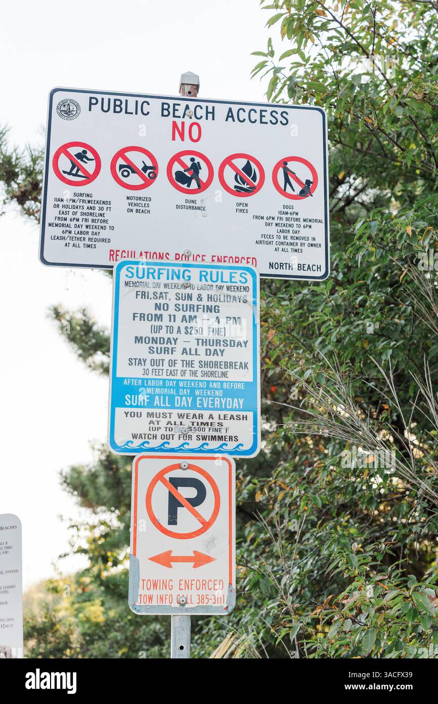 Cartelli di accesso alla spiaggia con le regole elencate per il surf e il parcheggio. Foto Stock