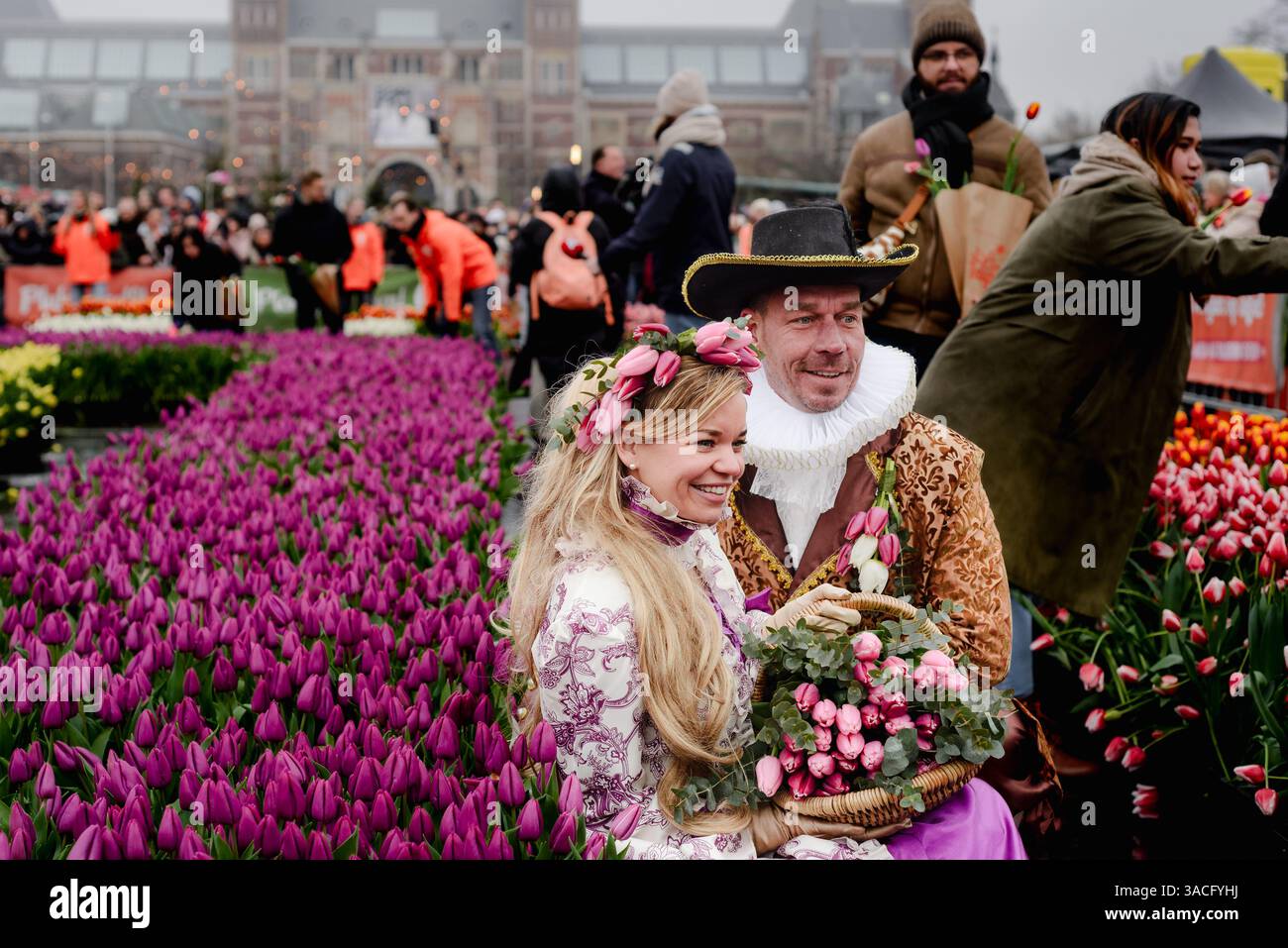 Coppia in costume tradizionale olandese che celebra la giornata nazionale dei tulipani Foto Stock