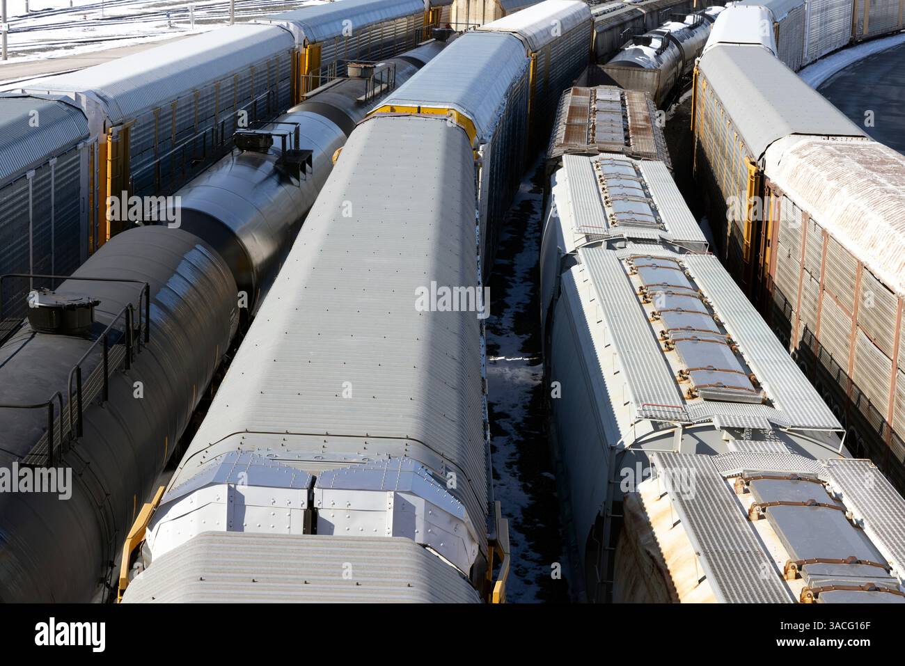 File di vagoni merci ferroviari dalla vista dall'alto Foto Stock