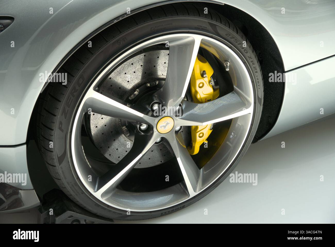 In mostra l'auto sportiva Ferrari Monza SP1. L'immagine mostra l'intera ruota anteriore. Foto Stock