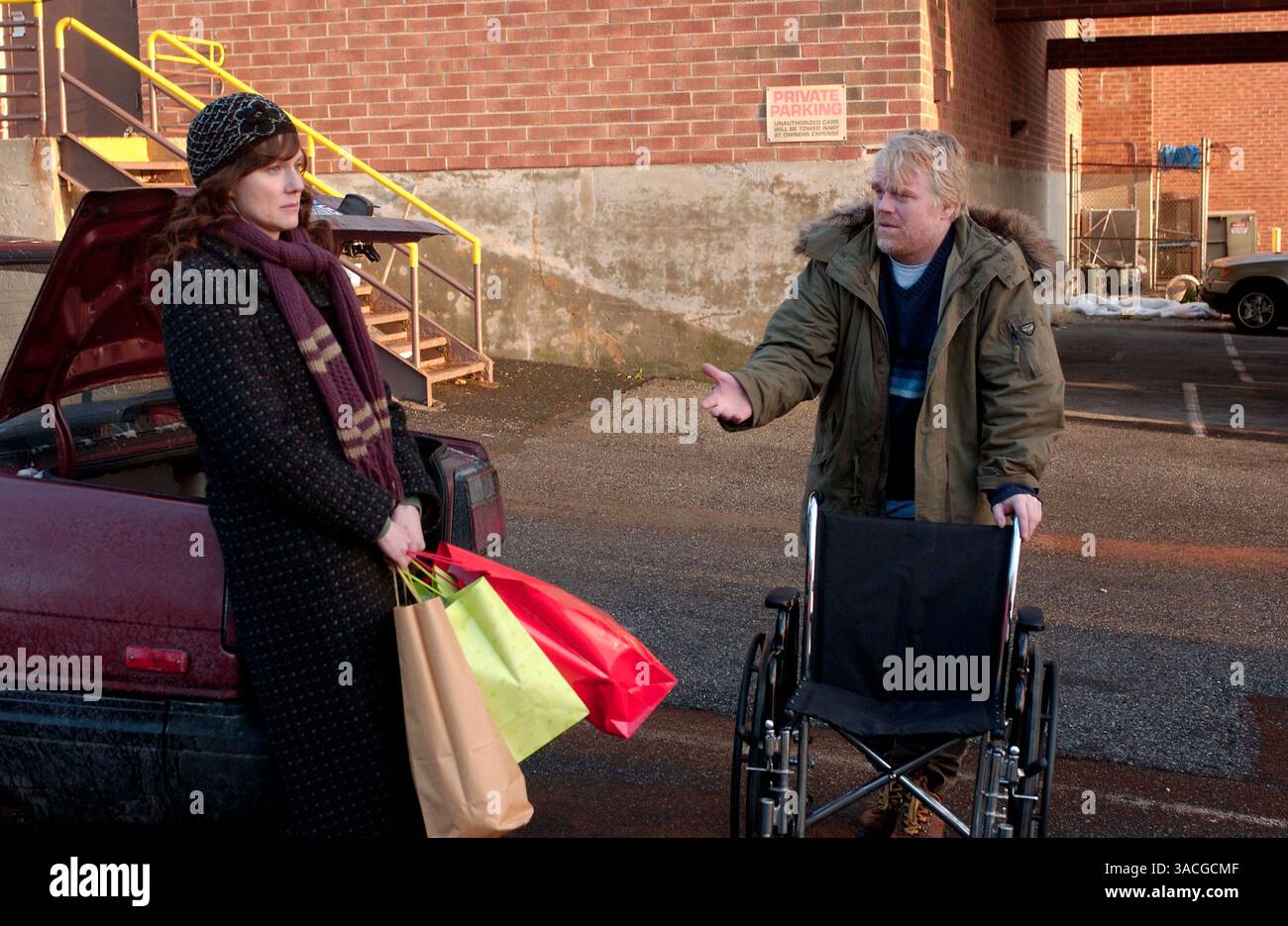 DATA DI RILASCIO: 19 gennaio 2007. TITOLO DEL FILM: I selvaggi. STUDIO: Fox Searchlight Pictures. TRAMA: Una sorella (Linney) e un fratello (Hoffman) affrontano la realtà della responsabilità familiare quando iniziano a prendersi cura del loro padre malato. NELLA FOTO LAURA LINNEY interpreta Wendy Savage, PHILIP SEYMOUR HOFFMAN interpreta Jon Savage. Laura Linney ha ottenuto nel 2008 una nomination all'Oscar per la performance di un'attrice in un ruolo da protagonista. Foto Stock