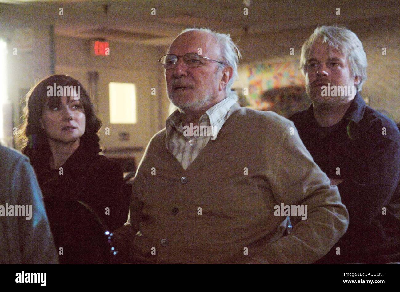 DATA DI RILASCIO: 19 gennaio 2007. TITOLO DEL FILM: I selvaggi. STUDIO: Fox Searchlight Pictures. TRAMA: Una sorella (Linney) e un fratello (Hoffman) affrontano la realtà della responsabilità familiare quando iniziano a prendersi cura del loro padre malato. NELLA FOTO LAURA LINNEY interpreta Wendy Savage, PHILIP BOSCO interpreta Lenny Savage, PHILIP SEYMOUR HOFFMAN interpreta Jon Savage. Laura Linney ha ottenuto nel 2008 una nomination all'Oscar per la performance di un'attrice in un ruolo da protagonista. Foto Stock