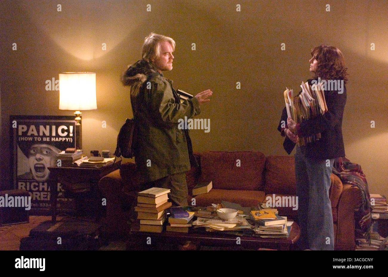 DATA DI RILASCIO: 19 gennaio 2007. TITOLO DEL FILM: I selvaggi. STUDIO: Fox Searchlight Pictures. TRAMA: Una sorella (Linney) e un fratello (Hoffman) affrontano la realtà della responsabilità familiare quando iniziano a prendersi cura del loro padre malato. NELLA FOTO: PHILIP SEYMOUR HOFFMAN nel ruolo di Jon Savage, LAURA LINNEY nel ruolo di Wendy Savage. Laura Linney ha ottenuto nel 2008 una nomination all'Oscar per la performance di un'attrice in un ruolo da protagonista. Foto Stock