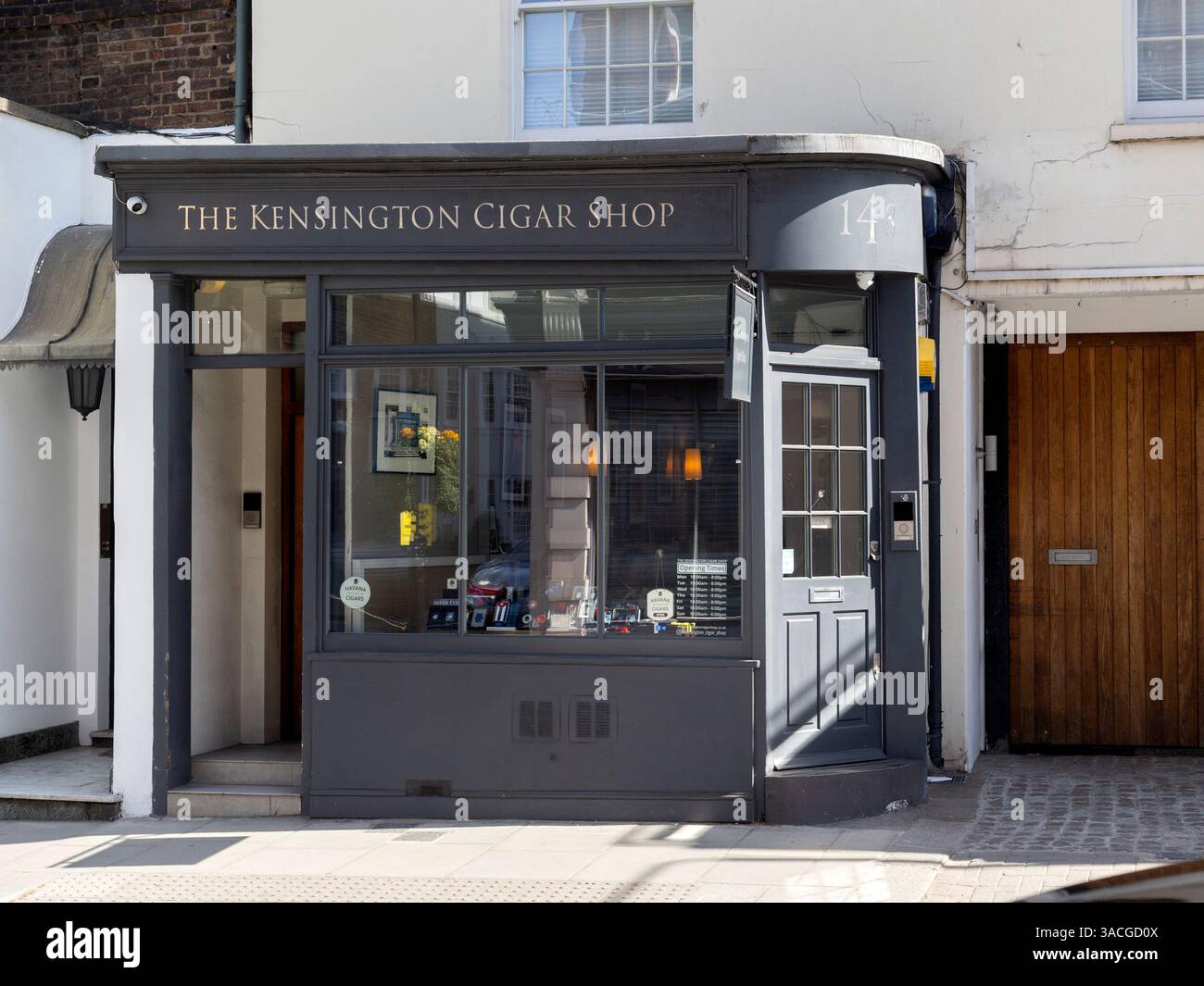 LONDRA, Regno Unito - 29 MARZO 2025: Vista esterna del negozio Kensington Cigar in Kensington Church Street Foto Stock
