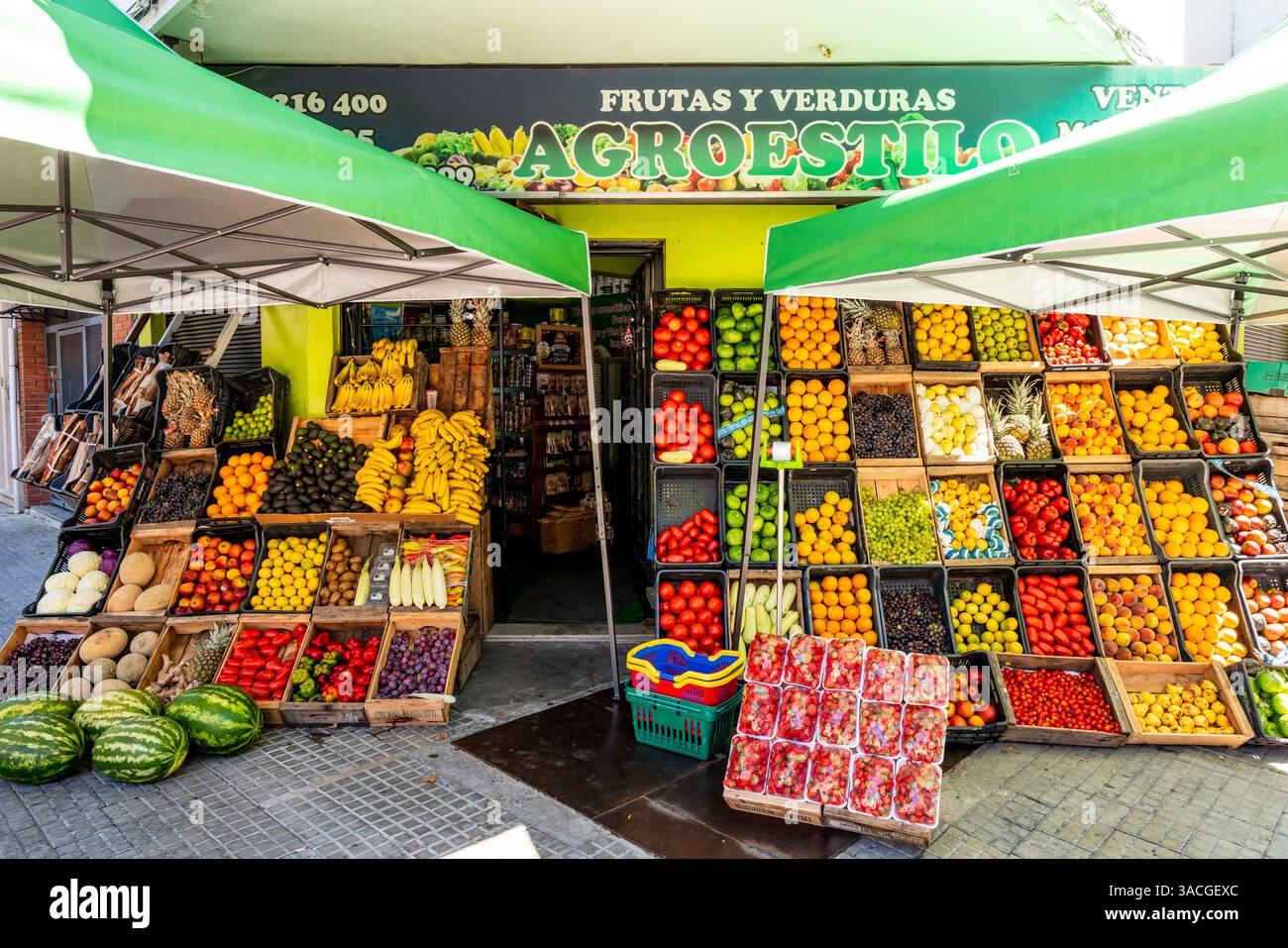 Un negozio di frutta e verdura a Montevideo, Uruguay. Foto Stock