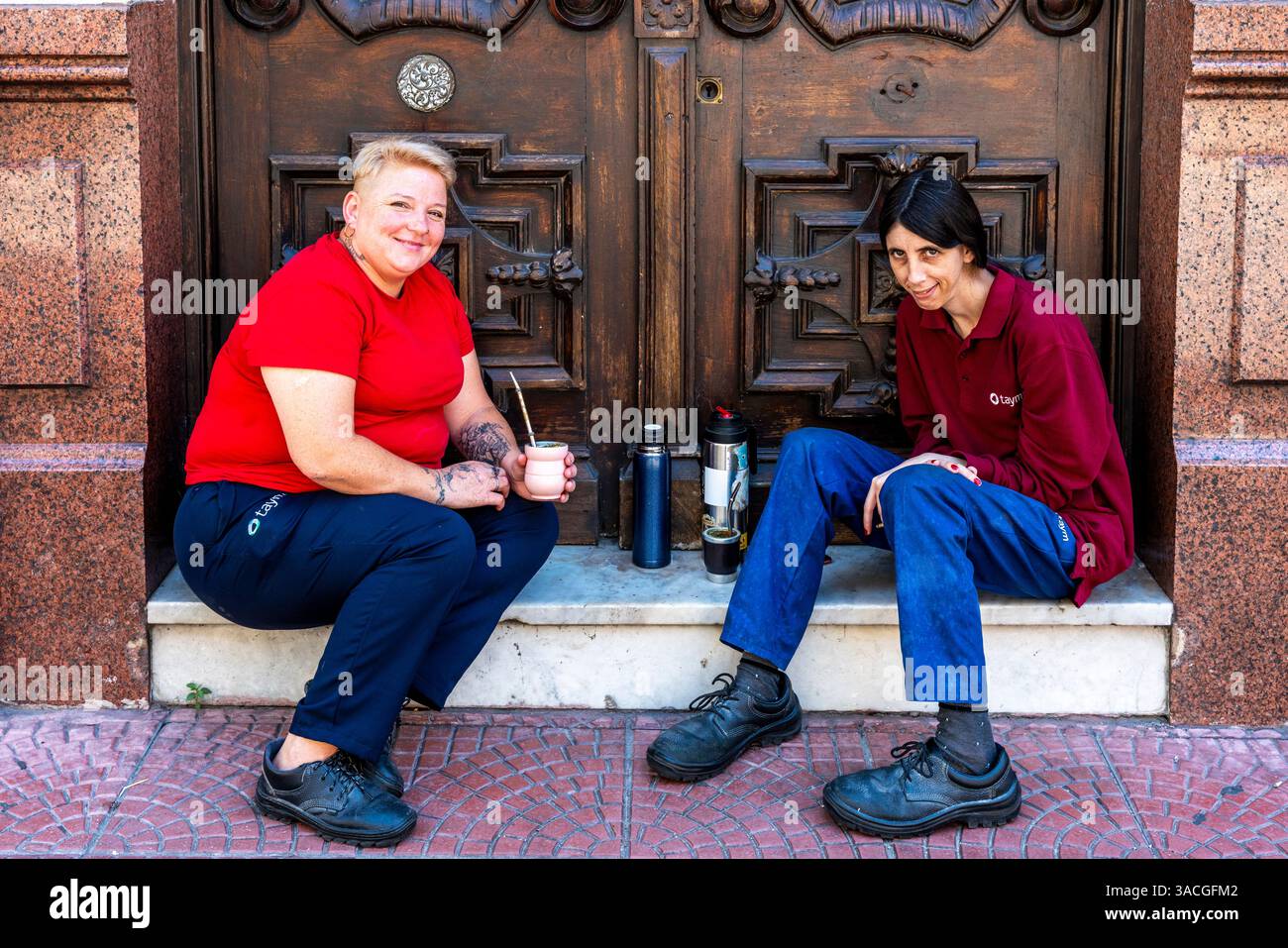Due donne bevono il tè di matto in Una porta, Central District, Montevideo, Uruguay. Foto Stock
