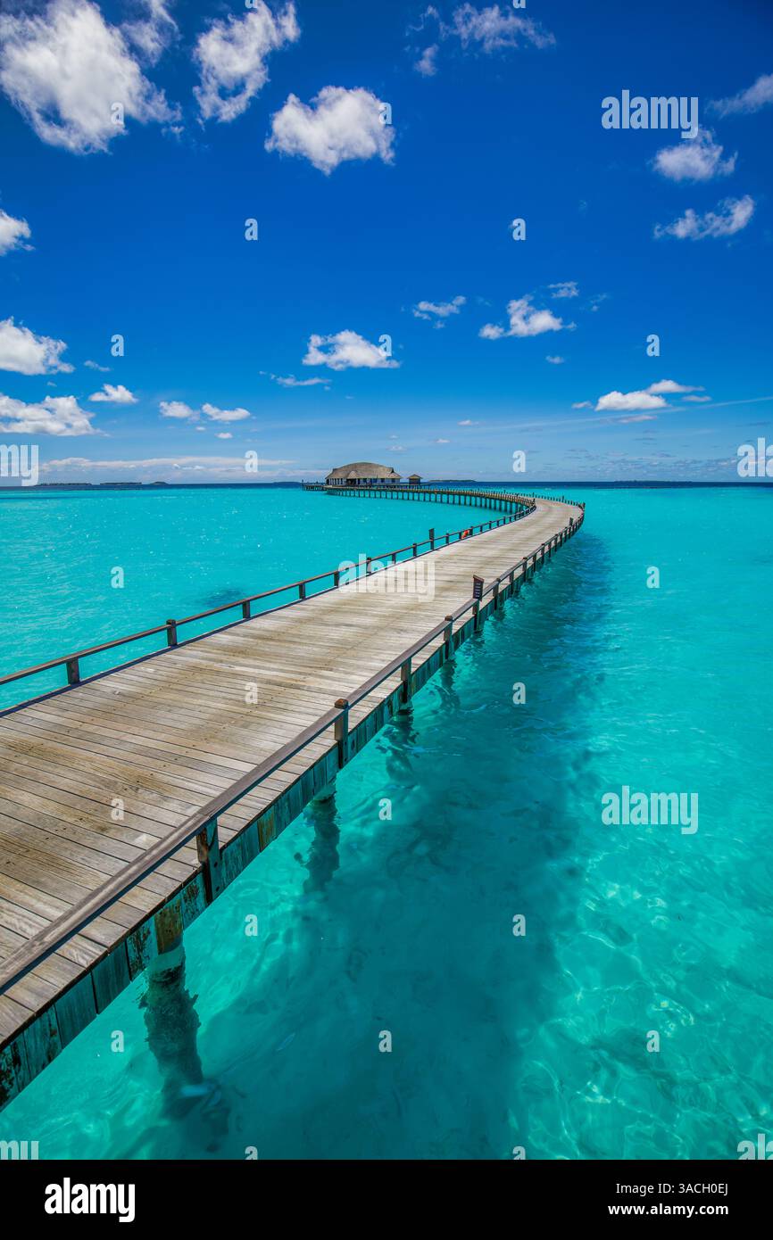Destinazione di viaggio di lusso, meravigliosa e rilassante laguna sull'oceano. Pontile in legno e ville sull'acqua nell'orizzonte tropicale dell'hotel sul mare. Vacanze estive Foto Stock