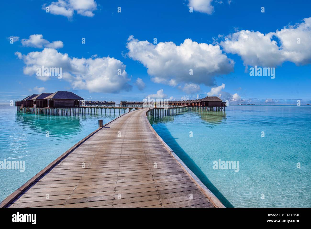 Destinazione di viaggio di lusso, meravigliosa e rilassante laguna sull'oceano. Pontile in legno e ville sull'acqua nell'orizzonte tropicale dell'hotel sul mare. Vacanze estive Foto Stock