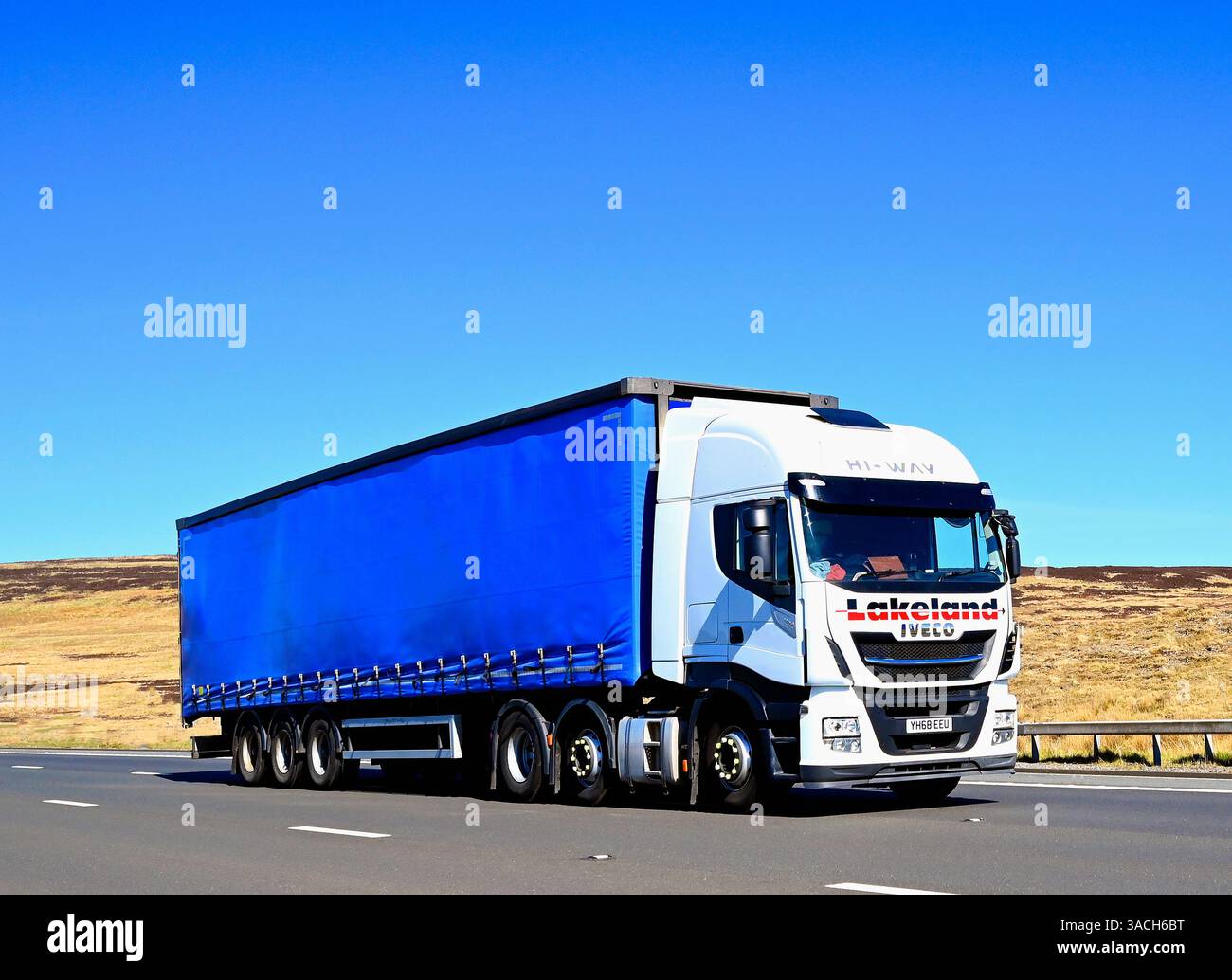 Lakeland Limited HGV, viaggiando a velocità sostenuta sulla M6 Southbound Carageway, Shap, Cumbria, Inghilterra, Regno Unito, Europa. Foto Stock
