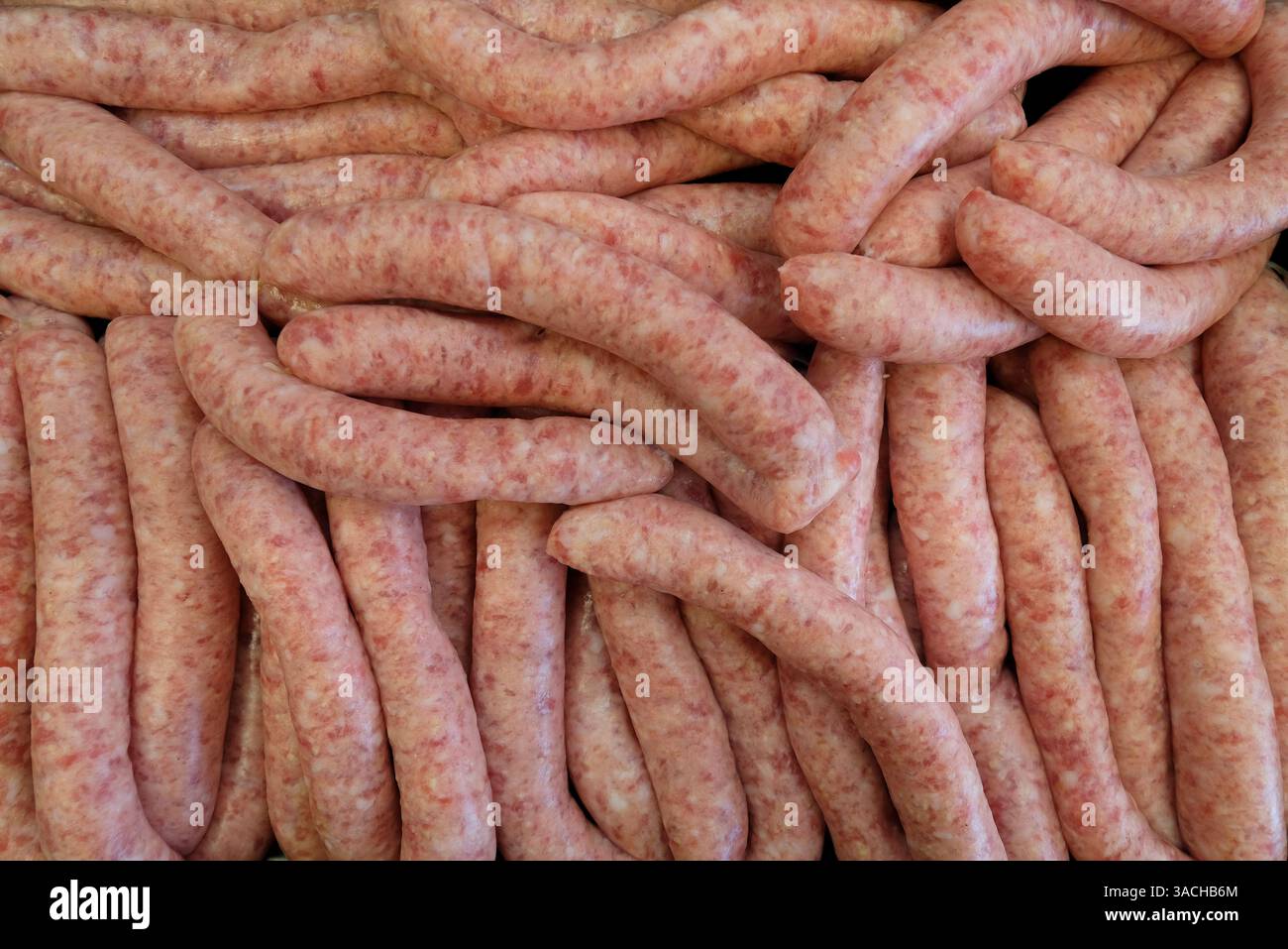 salsicce di maiale chipolata in mostra al macellaio Foto Stock