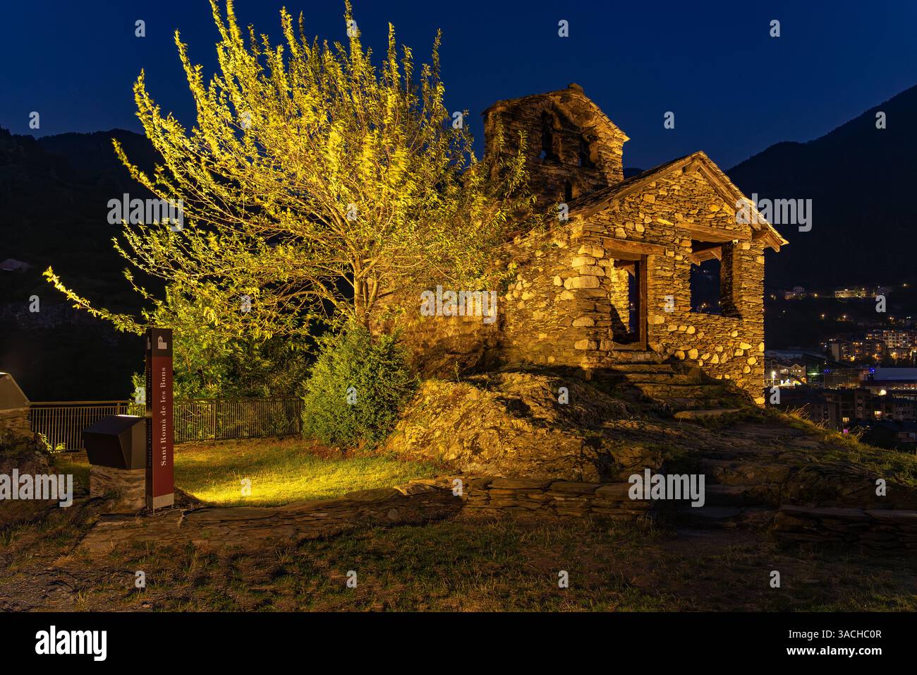 La storica chiesa romanica di Sant Romà de les Bons ad Andorra, splendidamente illuminata al crepuscolo. Questa struttura in pietra sorge su una collina che domina il traino Foto Stock