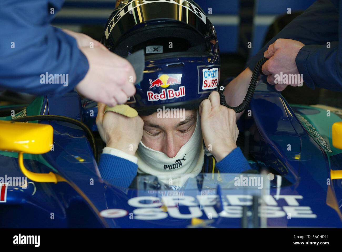 Heinz-Harald Frentzen (GER) sta ancora lottando con il suo dispositivo HANS..Formula One Testing, 17 - 19 febbraio 2003, Imola, Italia..IMMAGINE DIGITALE. (Immagine di credito: ©Sutton Motorsports/ZUMA Press) Foto Stock