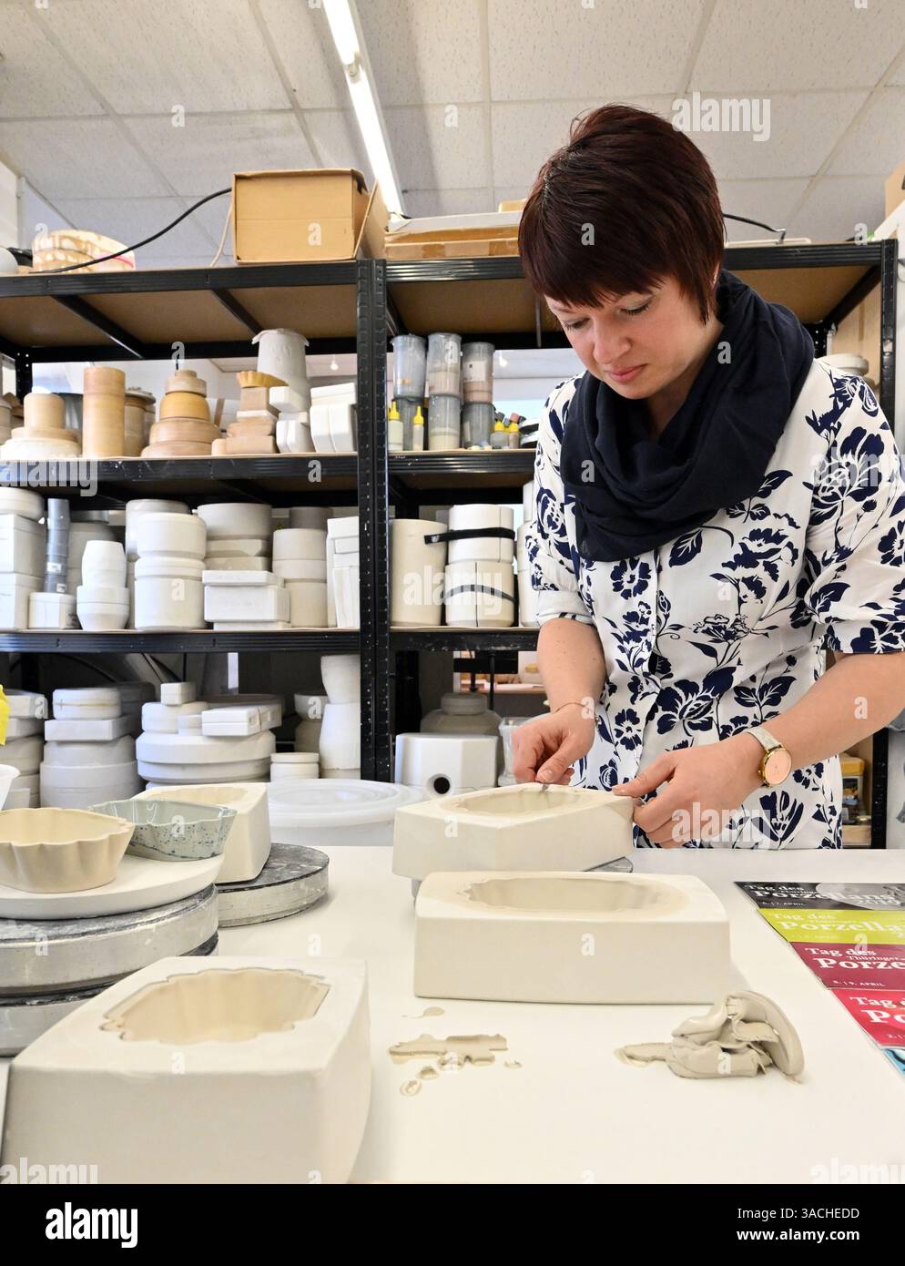 Erfurt, Germania. 4 aprile 2025. Claudia Bock, designer di porcellane, mostra il suo lavoro all'apertura del giorno della porcellana Turingia nello studio 'chic by Claudia Bock'. Circa 20 musei, produttori di porcellane, studi e artisti offriranno eventi speciali sulla produzione di porcellane in Turingia durante il fine settimana. Crediti: Martin Schutt/dpa/Alamy Live News Foto Stock