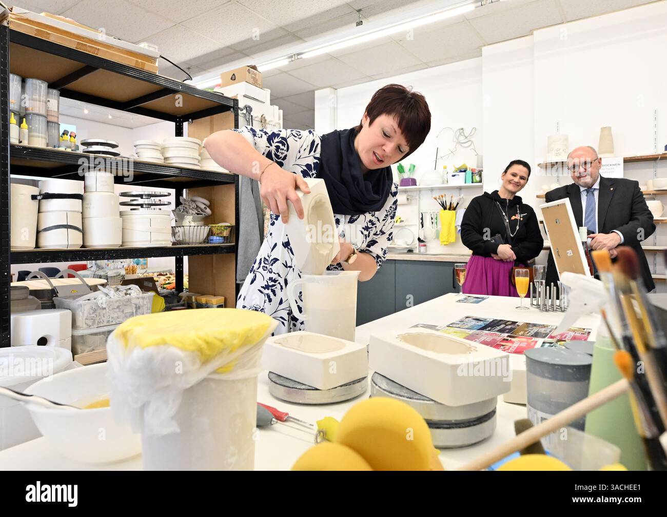 Erfurt, Germania. 4 aprile 2025. Claudia Bock, designer di porcellane, mostra il suo lavoro all'apertura del giorno della porcellana Turingia nello studio 'chic by Claudia Bock'. Circa 20 musei, produttori di porcellane, studi e artisti offriranno eventi speciali sulla produzione di porcellane in Turingia durante il fine settimana. Crediti: Martin Schutt/dpa/Alamy Live News Foto Stock