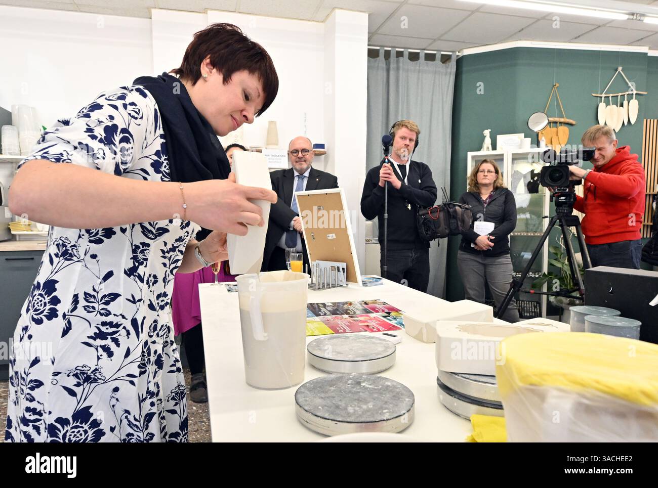 Erfurt, Germania. 4 aprile 2025. Claudia Bock, designer di porcellane, mostra il suo lavoro all'apertura del giorno della porcellana Turingia nello studio 'chic by Claudia Bock'. Circa 20 musei, produttori di porcellane, studi e artisti offriranno eventi speciali sulla produzione di porcellane in Turingia durante il fine settimana. Crediti: Martin Schutt/dpa/Alamy Live News Foto Stock