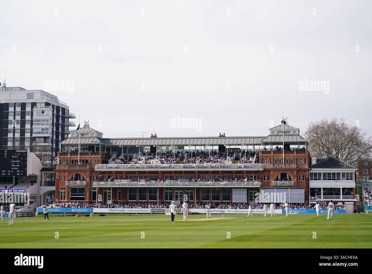 Una visione generale del gioco il primo giorno della partita del Rothesay County Championship al Lord's Cricket Ground, Londra. Data foto: Venerdì 4 aprile 2025. Foto Stock
