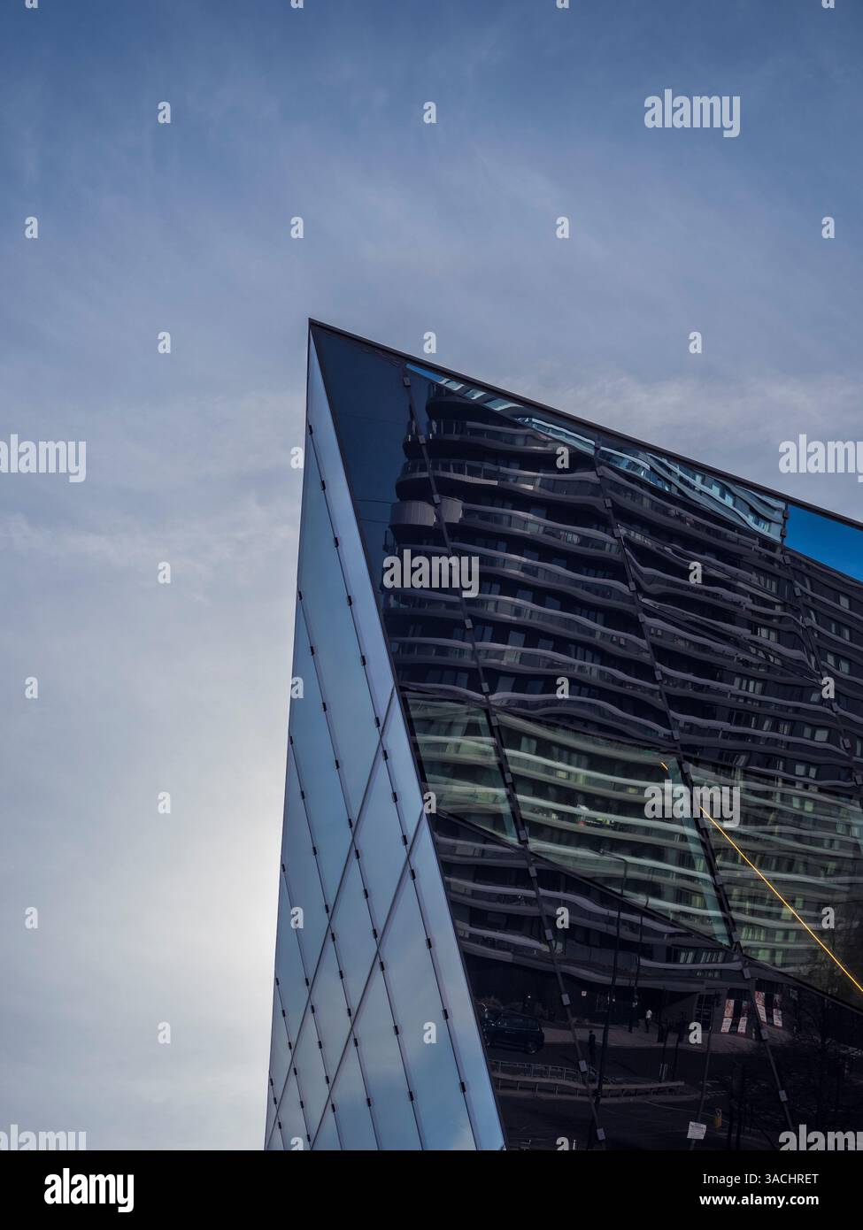 Reflections in the Glass Building, of City Hall, Docklands, Londra, Inghilterra, REGNO UNITO, REGNO UNITO. Foto Stock