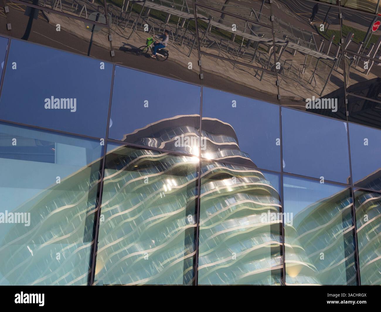 Reflections in the Glass Building, of City Hall, Docklands, Londra, Inghilterra, REGNO UNITO, REGNO UNITO. Foto Stock