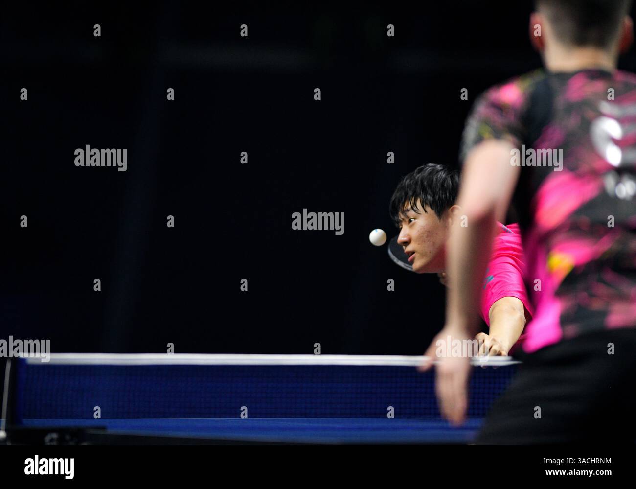 Chennai, India. 30 marzo 2025. Il diciottenne Oh Jun-sung ha trionfato sul concorrente francese Thibault Poret in un avvincente match maschile di sette partite Foto Stock