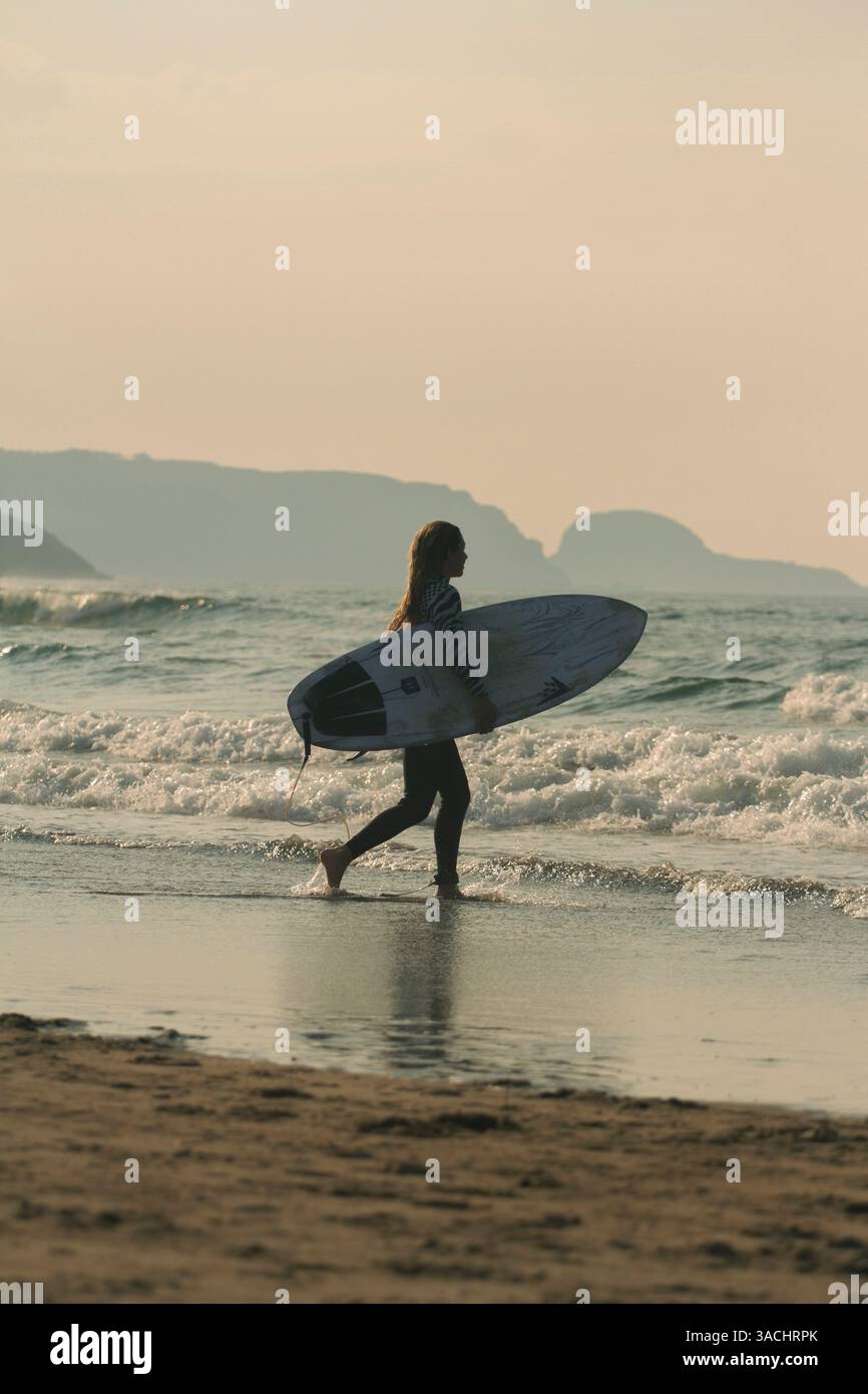 Surfista che va a fare un'onda, Salinas, Spagna Foto Stock