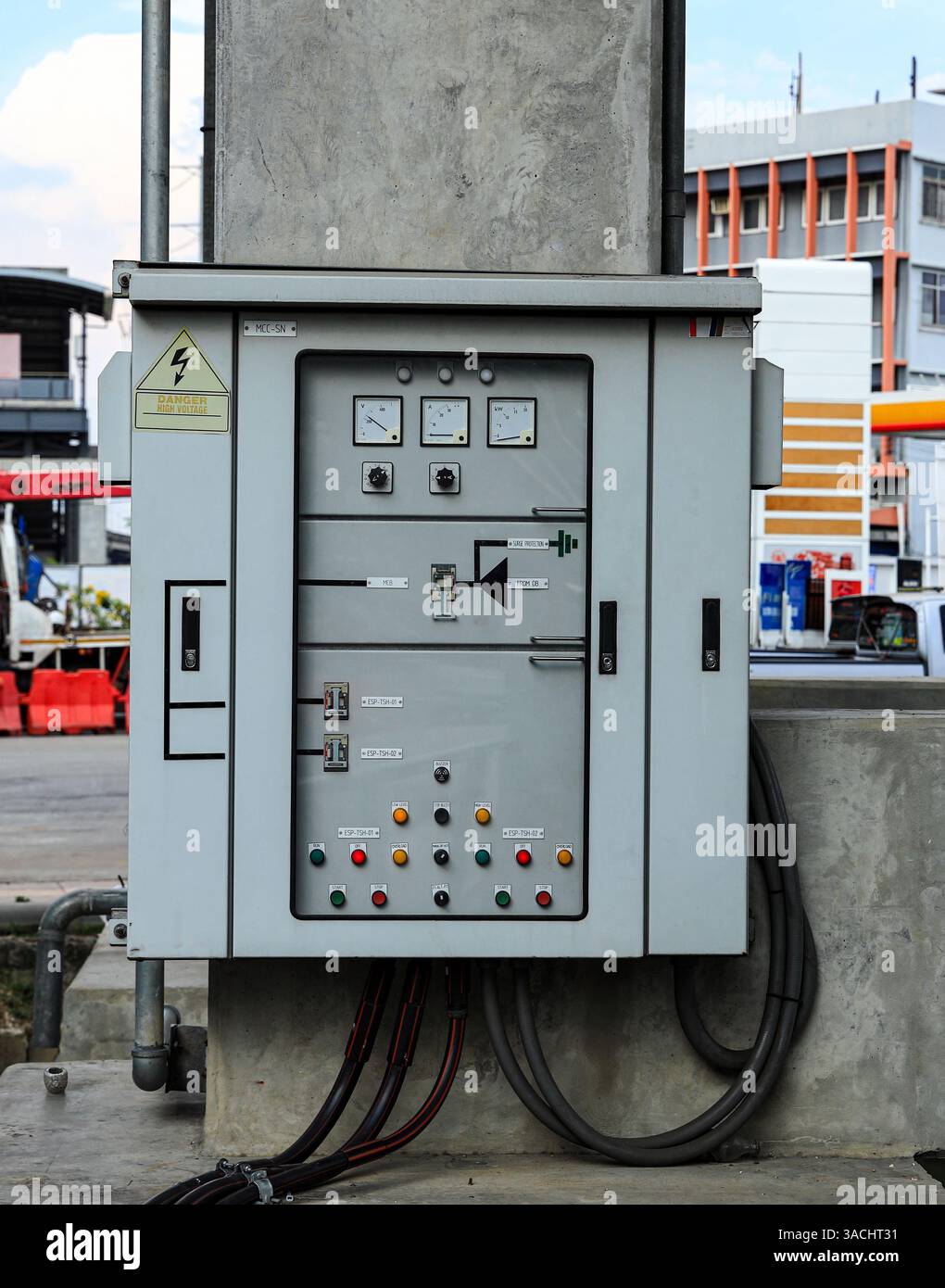 Unità di distribuzione elettrica principale o interruttori elettrici a pulsanti con selettore, interruttore a pulsante e spie. Foto Stock