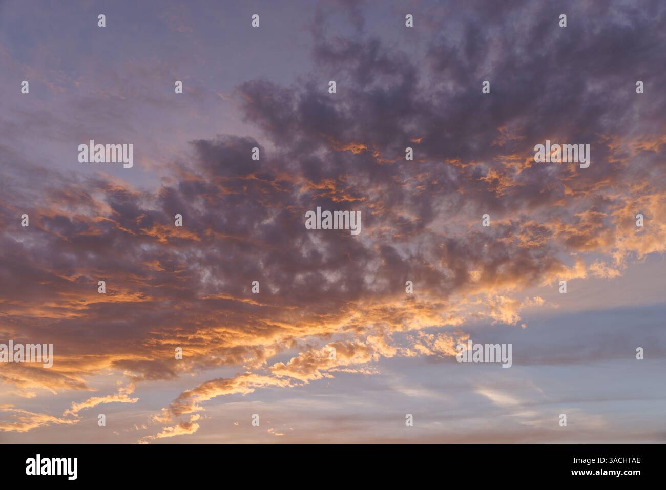 Un bellissimo cielo al tramonto. Paesaggi naturali. Nuvole spettacolari, vista della natura colorata, tranquilla carta da parati, skyline naturale artistico Foto Stock