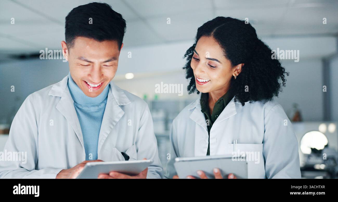 Tablet, lavoro di squadra e scienziati in laboratorio di notte per la ricerca medica con scoperta farmaceutica. Riunioni, tecnologia digitale e scienza Foto Stock