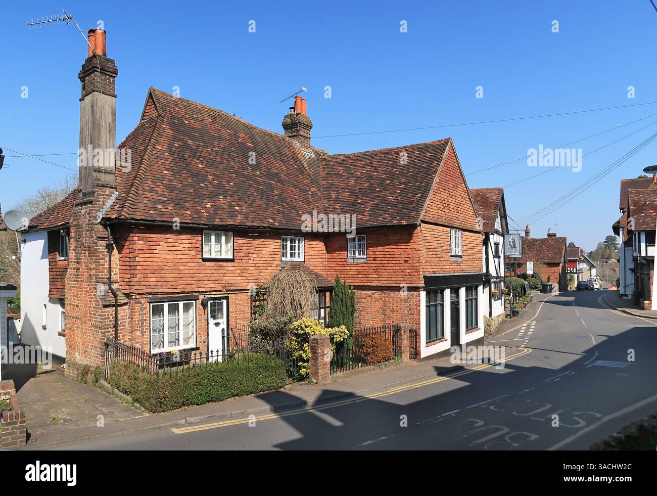 High Street a Old Oxted, popolare villaggio per pendolari vicino a North Downs nel Surrey, Regno Unito. Foto Stock