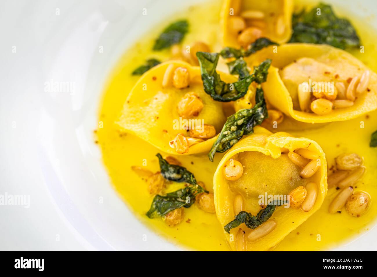 Primo piano gourmet di ravioli con funghi spinaci e noci in salsa cremosa. Vista dall'alto. Cucina di lusso, menu del ristorante Foto Stock