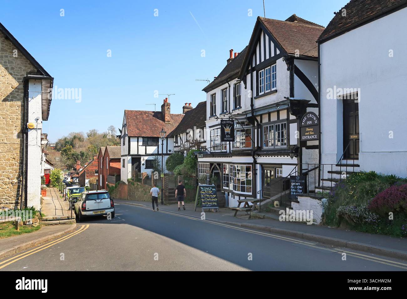 High Street a Old Oxted, popolare villaggio per pendolari vicino a North Downs nel Surrey, Regno Unito. Foto Stock