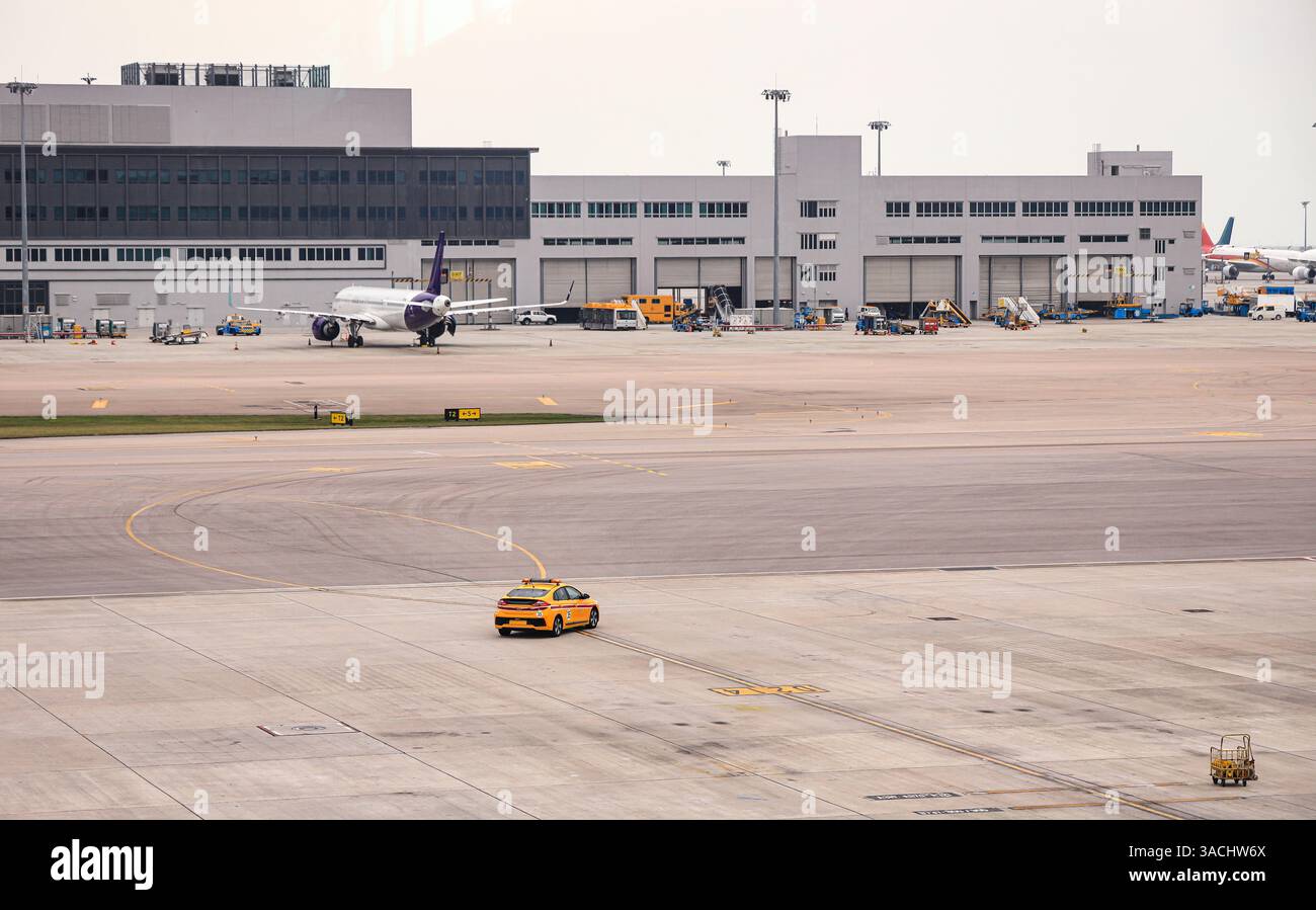 I veicoli Airport Follow me sono in attesa di essere forniti come una questione di convenienza o sicurezza su un aeroporto complicato. Foto Stock