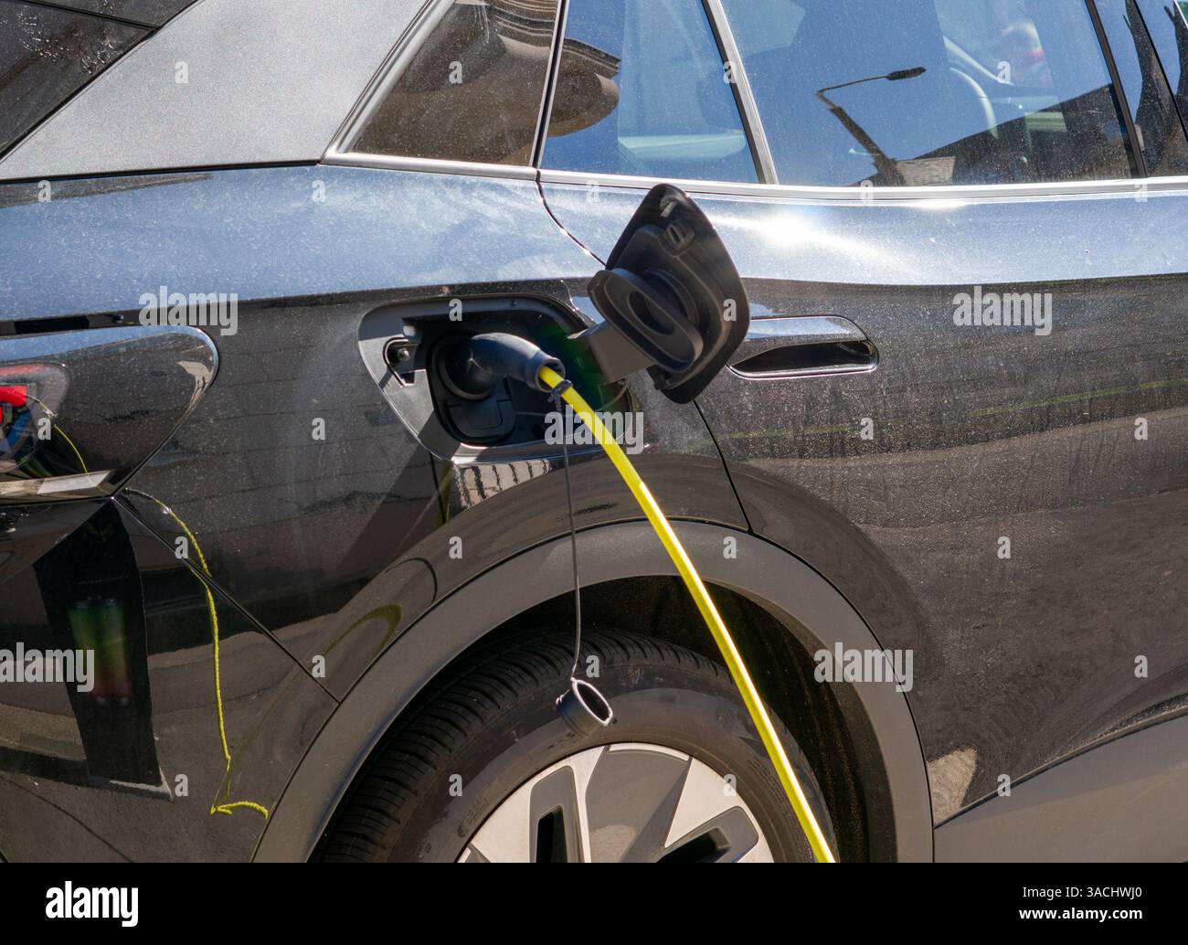 Mobilità del futuro: E-car su una stazione di ricarica Foto Stock