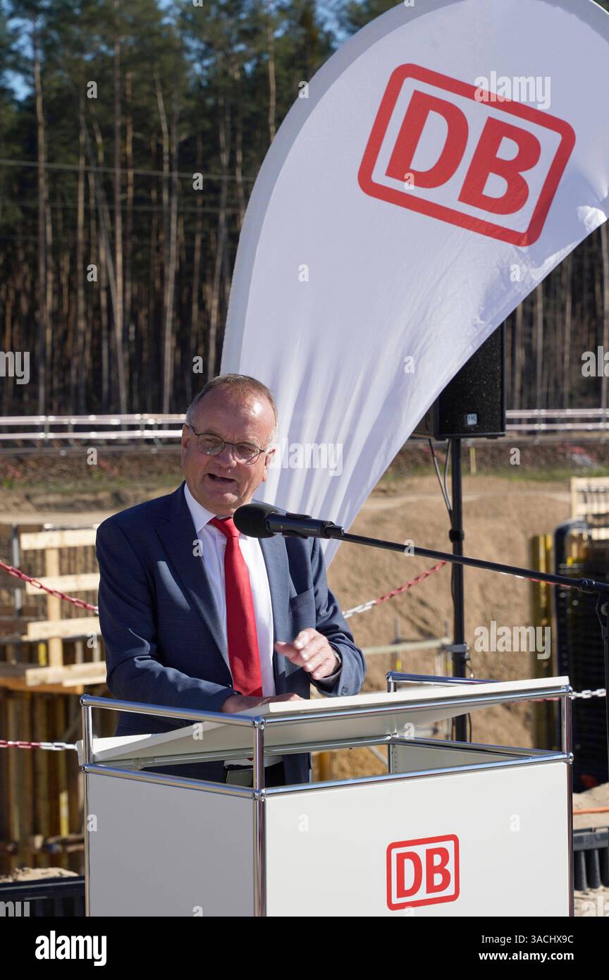Detlef Tabbert Ministro für Infrastruktur- und Landesplanung in Brandeburgo beim symbolischen Spatenstich für den neuen Bahnhof Fangschleuse nahe dem Tesla-Werk. Er wird bis Ende 2026 zu einem modernen Personen- und Güterbahnhof umgebaut. Hierzu Wird Die Station mit längeren Bahnsteigen neu errichtet. Künftig können hier mehr und längere Züge im Regionalverkehr fahren. Der Bahnhof wird rund zwei chilometro westlicher liegen als die bisherige Station. Grünheide, 04.04.2025 *** Detlef Tabbert Ministro delle infrastrutture e della pianificazione regionale nel Brandeburgo alla cerimonia simbolica all'avanguardia Foto Stock