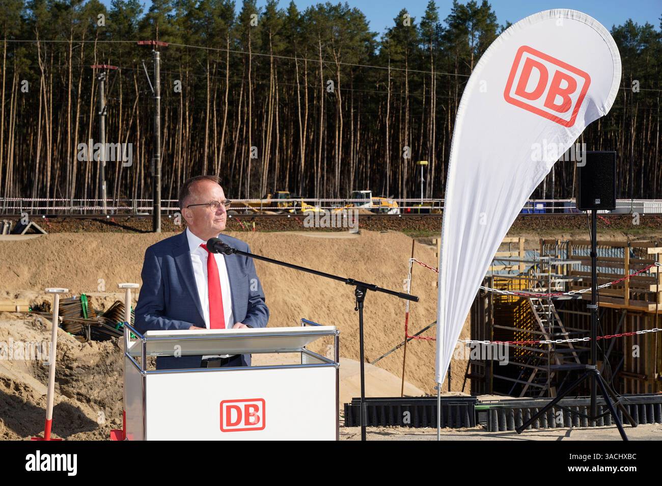Detlef Tabbert Ministro für Infrastruktur- und Landesplanung in Brandeburgo beim symbolischen Spatenstich für den neuen Bahnhof Fangschleuse nahe dem Tesla-Werk. Er wird bis Ende 2026 zu einem modernen Personen- und Güterbahnhof umgebaut. Hierzu Wird Die Station mit längeren Bahnsteigen neu errichtet. Künftig können hier mehr und längere Züge im Regionalverkehr fahren. Der Bahnhof wird rund zwei chilometro westlicher liegen als die bisherige Station. Grünheide, 04.04.2025 *** Detlef Tabbert Ministro delle infrastrutture e della pianificazione regionale nel Brandeburgo alla cerimonia simbolica all'avanguardia Foto Stock