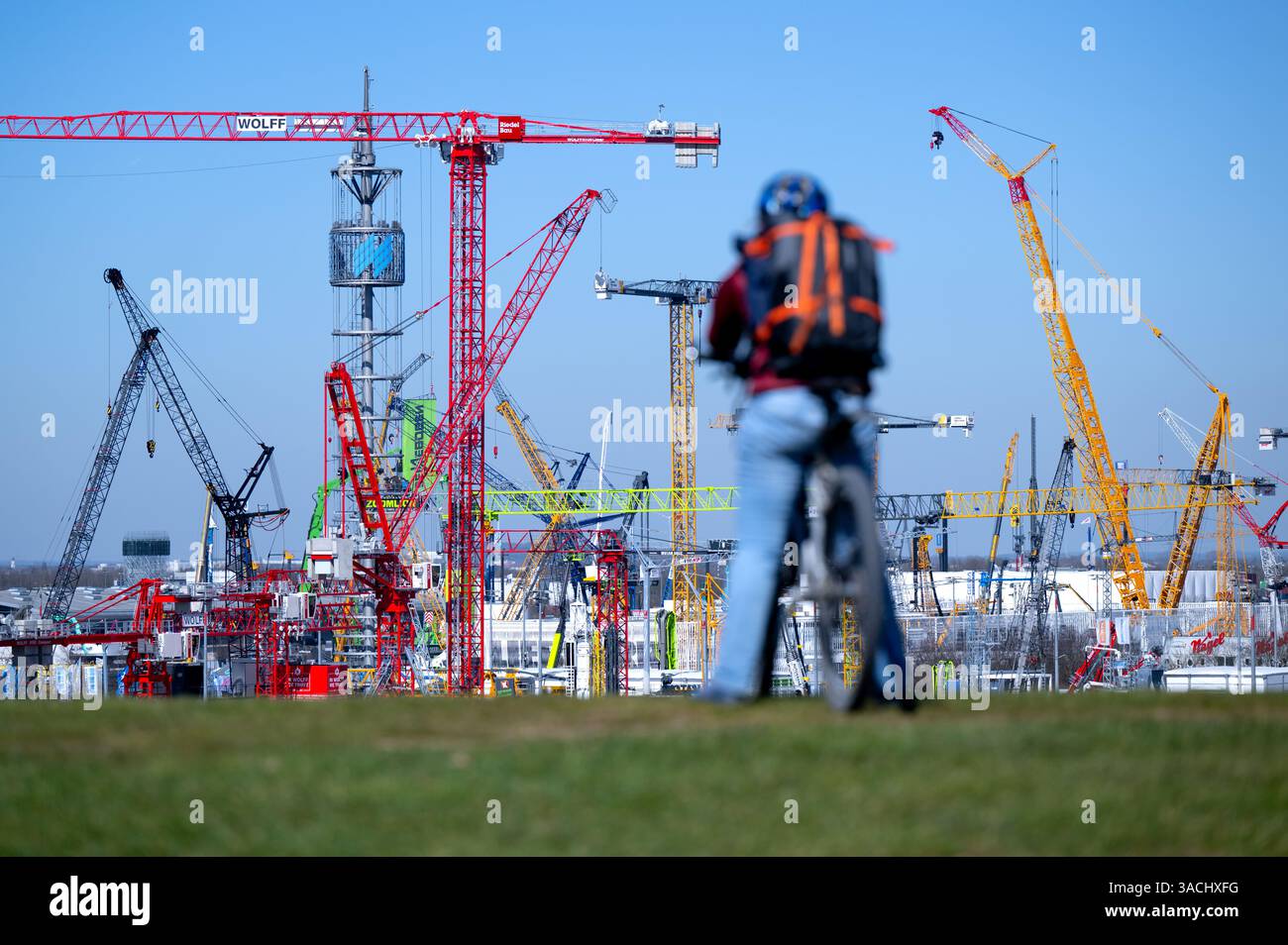 Monaco, Germania. 4 aprile 2025. Numerose gru e macchine per l'edilizia saranno esposte presso l'area all'aperto di "bauma", la più grande fiera al mondo per macchinari per l'edilizia, macchine per materiali edili, macchine per l'estrazione mineraria, veicoli per l'edilizia e attrezzature per l'edilizia. Numerosi produttori saranno presenti alla fiera dal 07 al 13.04.2025. Crediti: Sven Hoppe/dpa/Alamy Live News Foto Stock