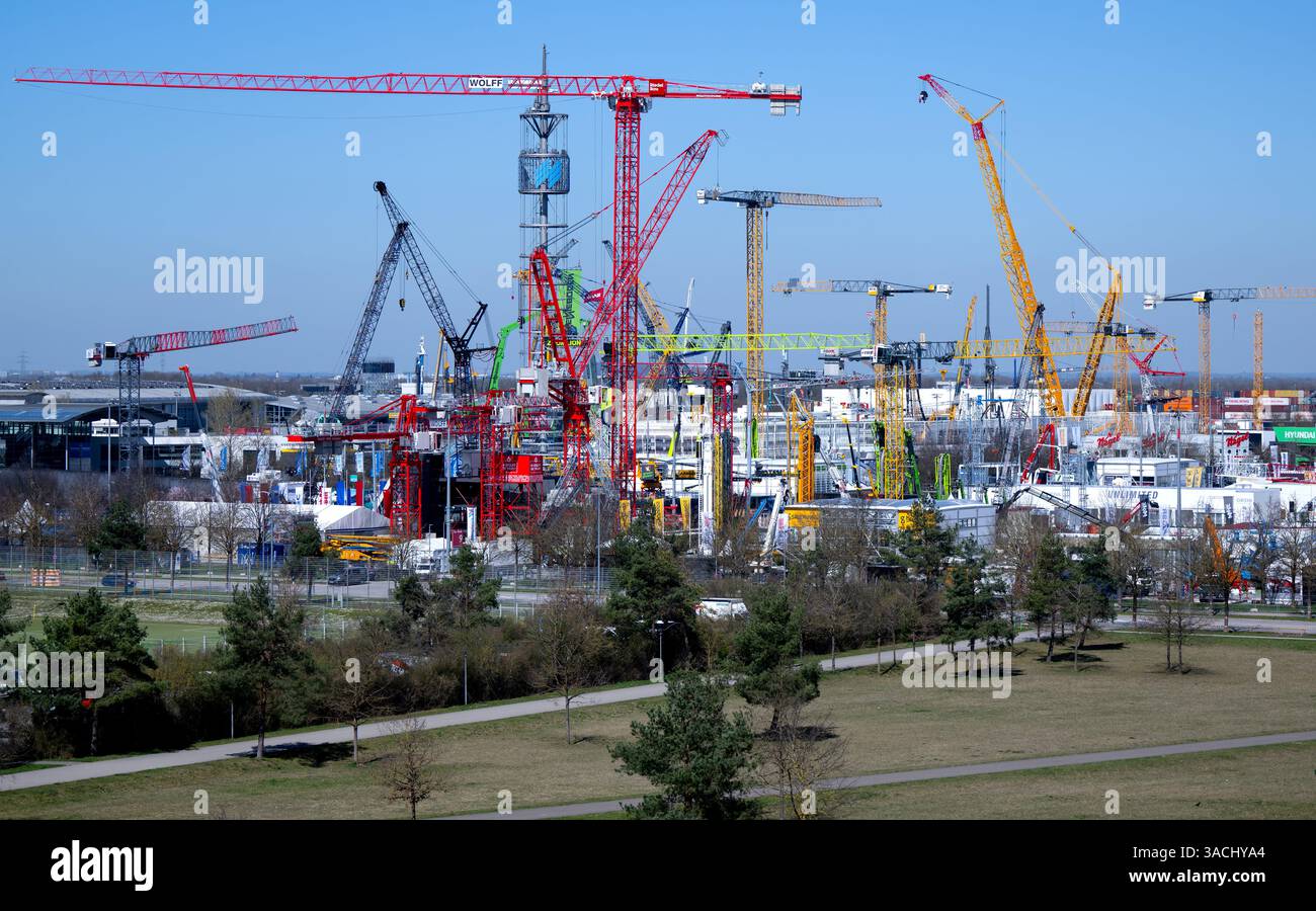 Monaco, Germania. 4 aprile 2025. Numerose gru e macchine per l'edilizia saranno esposte presso l'area all'aperto di "bauma", la più grande fiera al mondo per macchinari per l'edilizia, macchine per materiali edili, macchine per l'estrazione mineraria, veicoli per l'edilizia e attrezzature per l'edilizia. Numerosi produttori saranno presenti alla fiera dal 07 al 13.04.2025. Crediti: Sven Hoppe/dpa/Alamy Live News Foto Stock