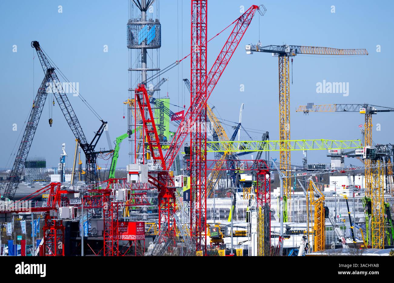Monaco, Germania. 4 aprile 2025. Numerose gru e macchine per l'edilizia saranno esposte presso l'area all'aperto di "bauma", la più grande fiera al mondo per macchinari per l'edilizia, macchine per materiali edili, macchine per l'estrazione mineraria, veicoli per l'edilizia e attrezzature per l'edilizia. Numerosi produttori saranno presenti alla fiera dal 07 al 13.04.2025. Crediti: Sven Hoppe/dpa/Alamy Live News Foto Stock