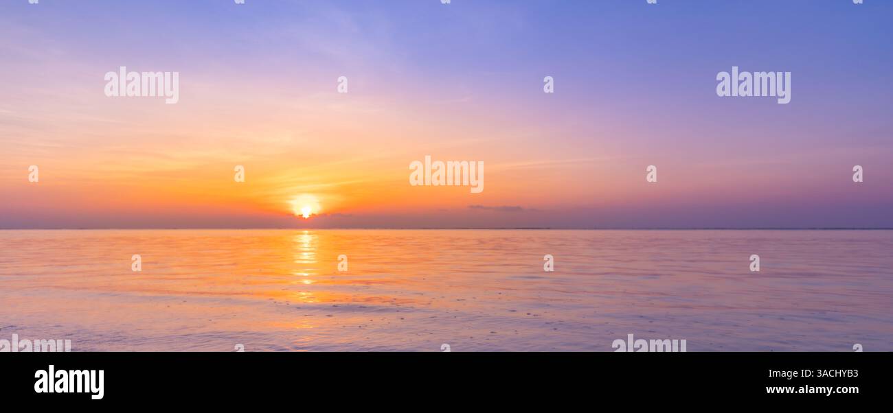 Ampio panorama aereo del tramonto sul mare che si riflette in un mare calmo. Copia spazio vista oceano, atmosfera romantica all'alba. Una splendida spiaggia naturale Foto Stock