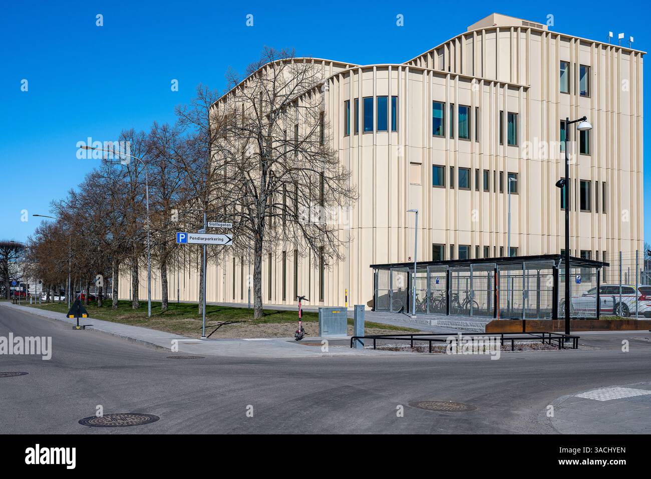 Il nuovo tribunale distrettuale di Norrköping si trova all'intersezione delle strade Sveagatan all'inizio della primavera in Svezia, aprile 2025 Foto Stock