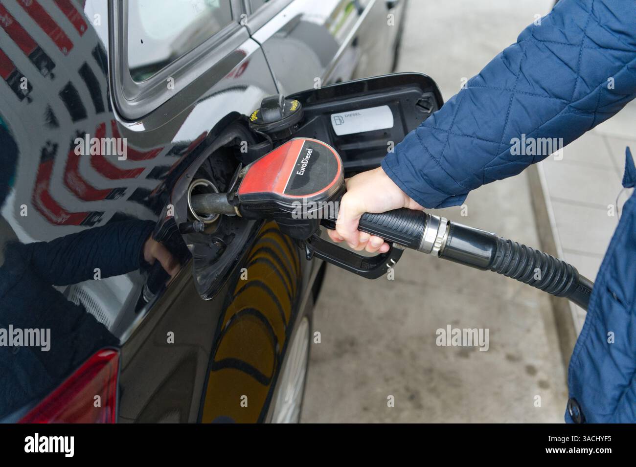 Una persona sta facendo rifornimento di un'auto con EuroDiesel presso una stazione di servizio. Foto Stock